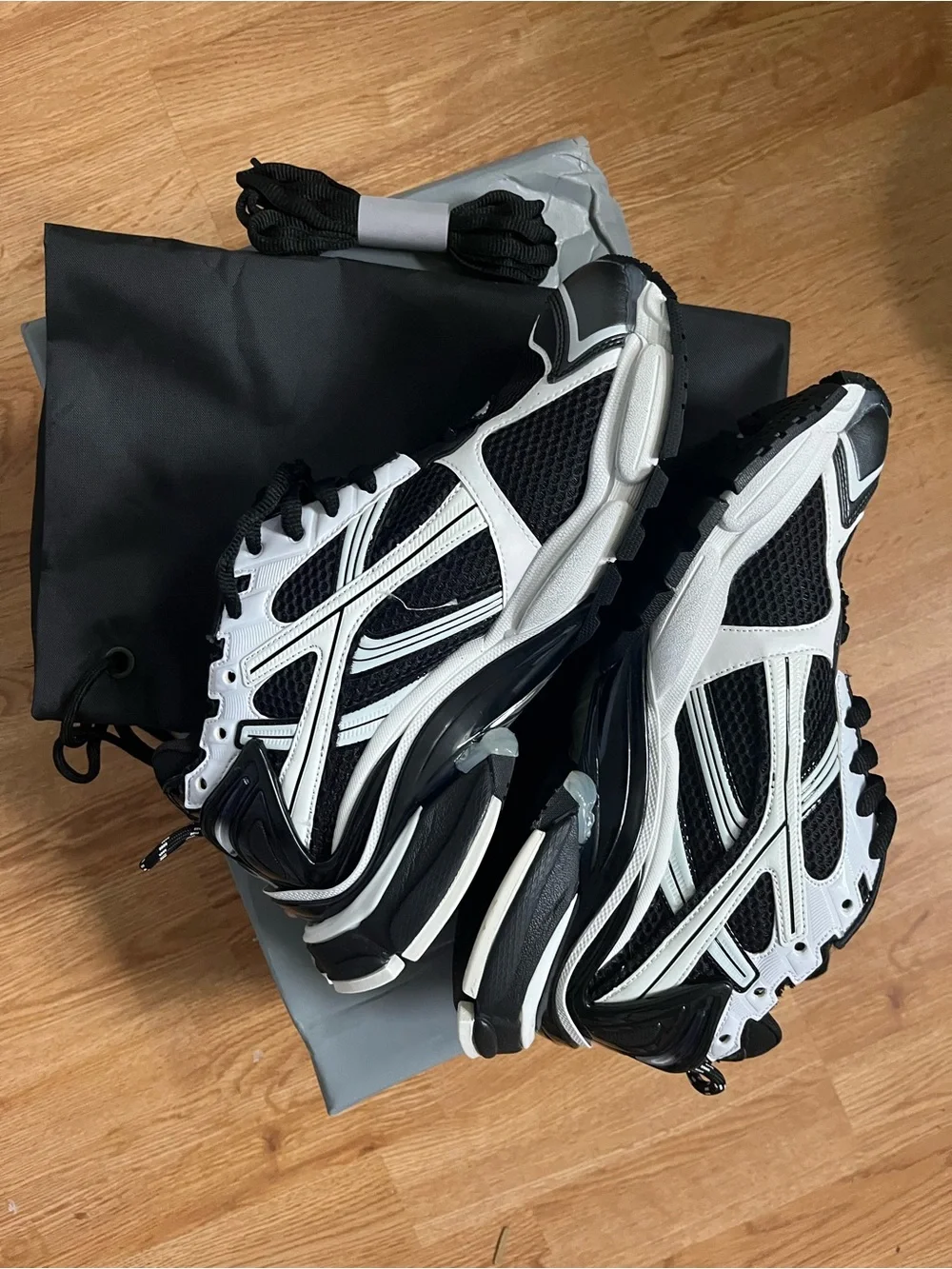 Men's Black and White Runner Athletic Shoes